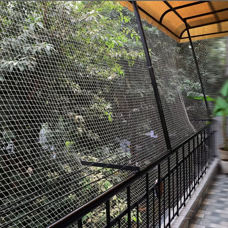 balkon mit feinmaschigem kunststoffnetz abdecken vögel abtreiben