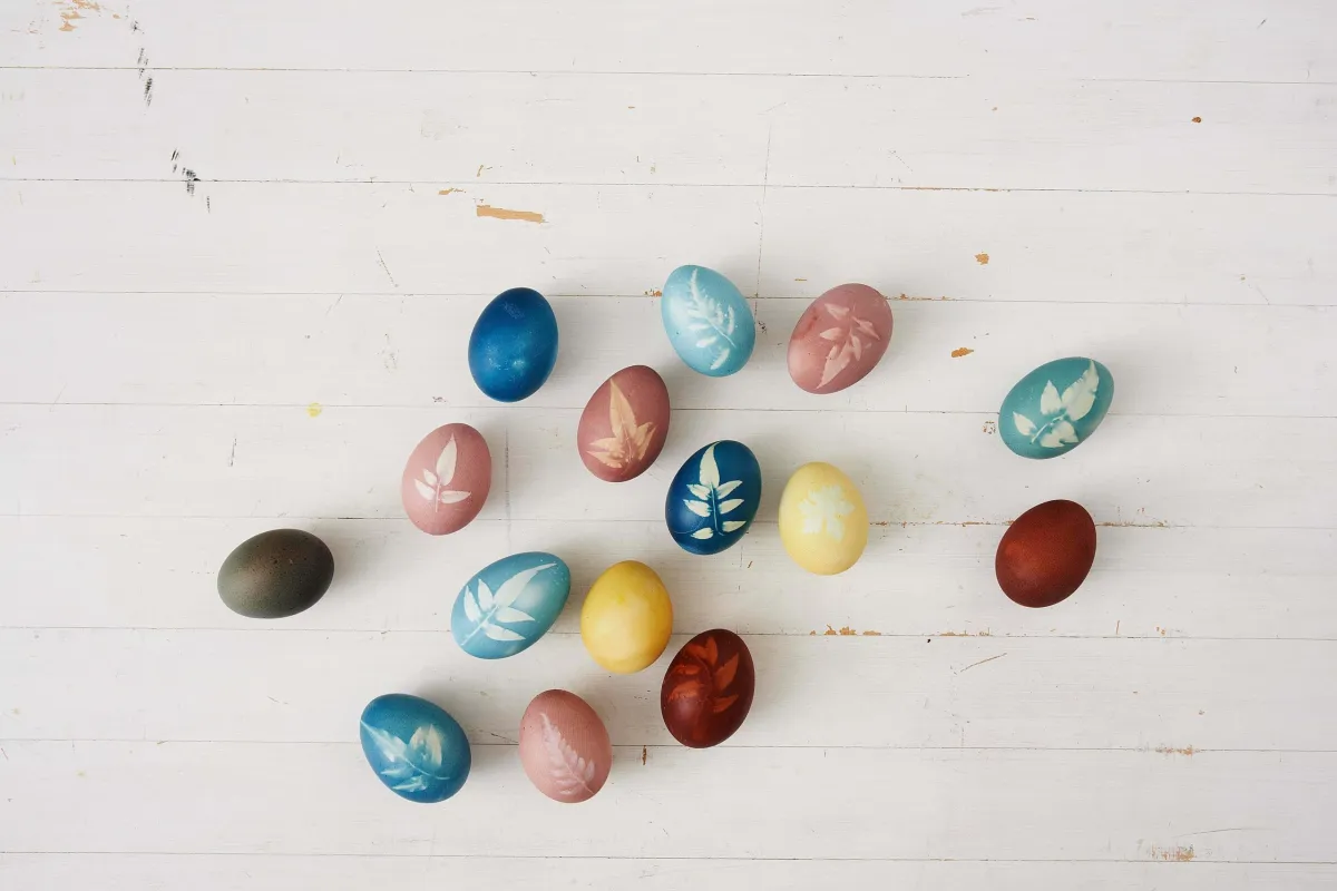 blumenmuster auf eier zaubern natürliche farben verwenden