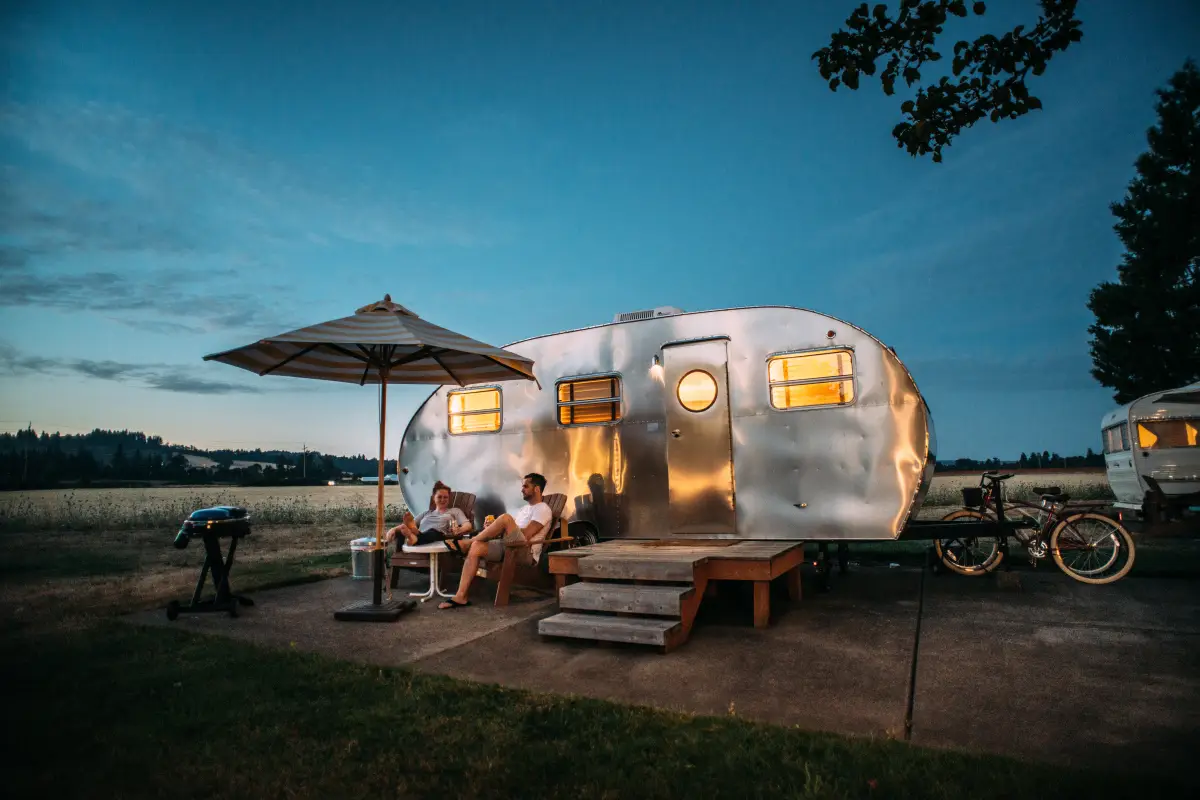 checkliste campingurlaub mit camper am see regenschirm weisse wg