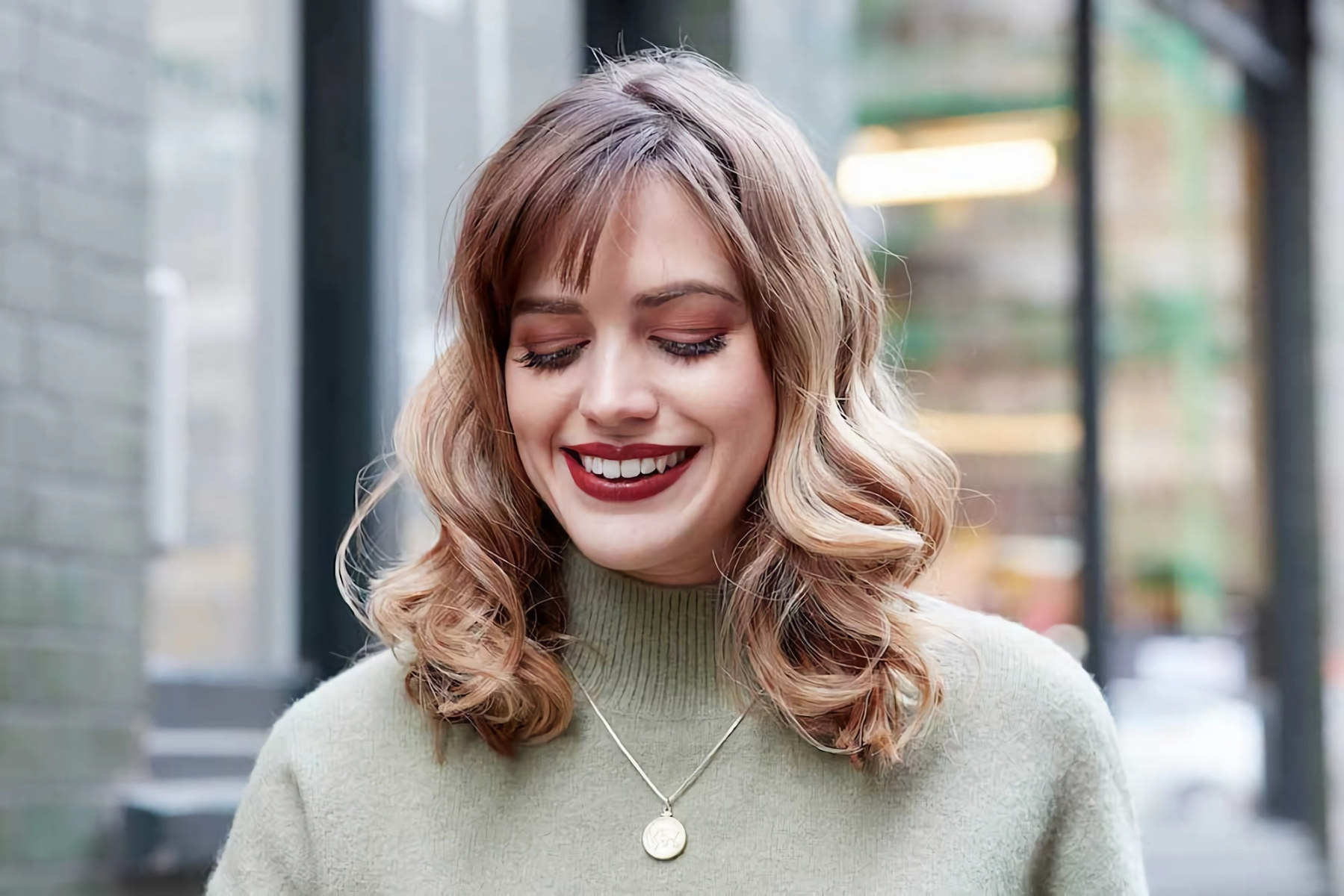 haare wachsen lassen uebergangsfrisur fraumittellanges lockiges haar