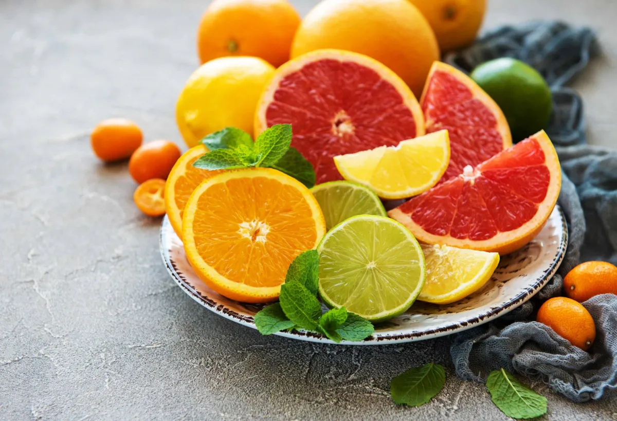 halbierte zitrusfrüchte auf teller orangen grapefruit limette