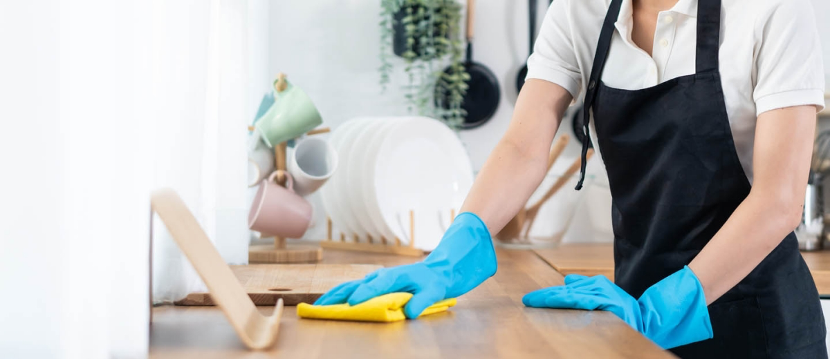 holzoberfläche reinigen mit mikrofasertuch gummihandschuhe küche sauber halten