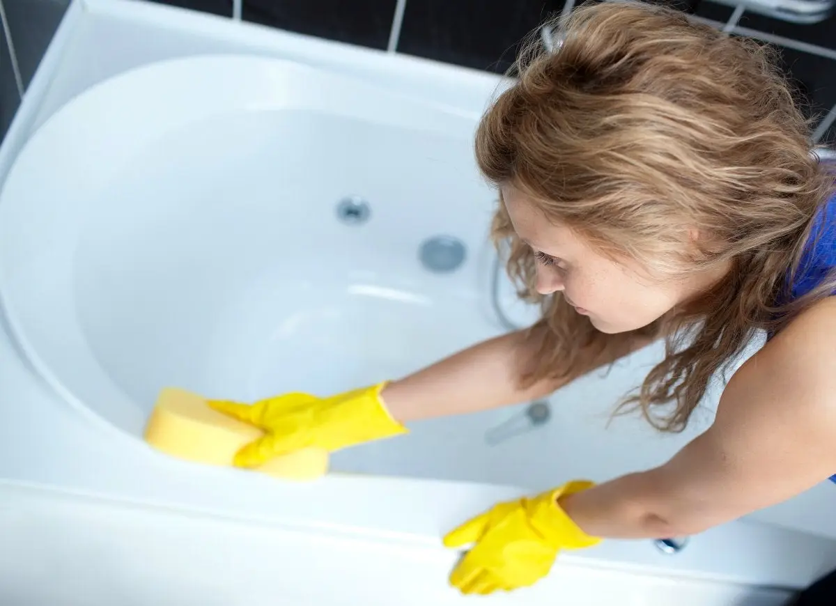 kann man aspririn in wasser aufloesen aspirin im badezimmer verwenden frau putzt badewanne