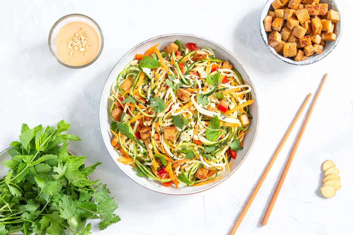 kann man zucchini mit schale essen rezepte fuer zucchini roh vietnamiesischer salat mit rohen zucchini schuessel