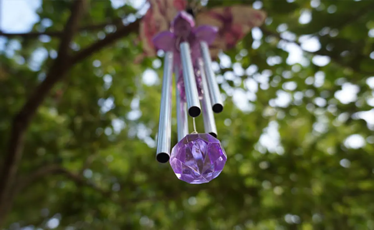 lila windspiel im garten um raben zu vertreiben