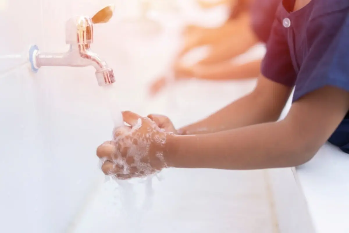 madenwuermer dauerhaft loswerden kleine kinder waschen sich die haende unter laufendem wasser