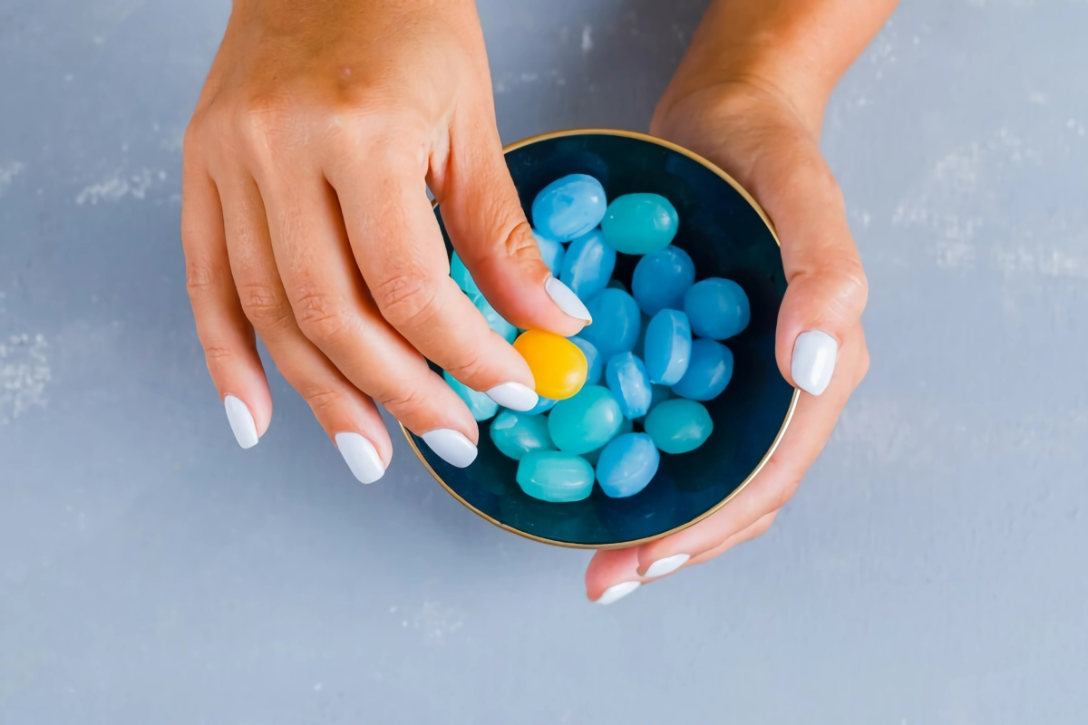 nahrungsergaenzungsmittel auf nuechternen magen blaue supplemente schuessel haende
