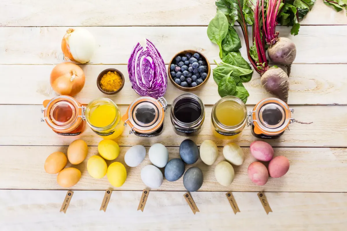 ostereier mit pflanzen ganz natürlich färben zwiebel kurkuma rotkohl blaubeeren spinat rübe