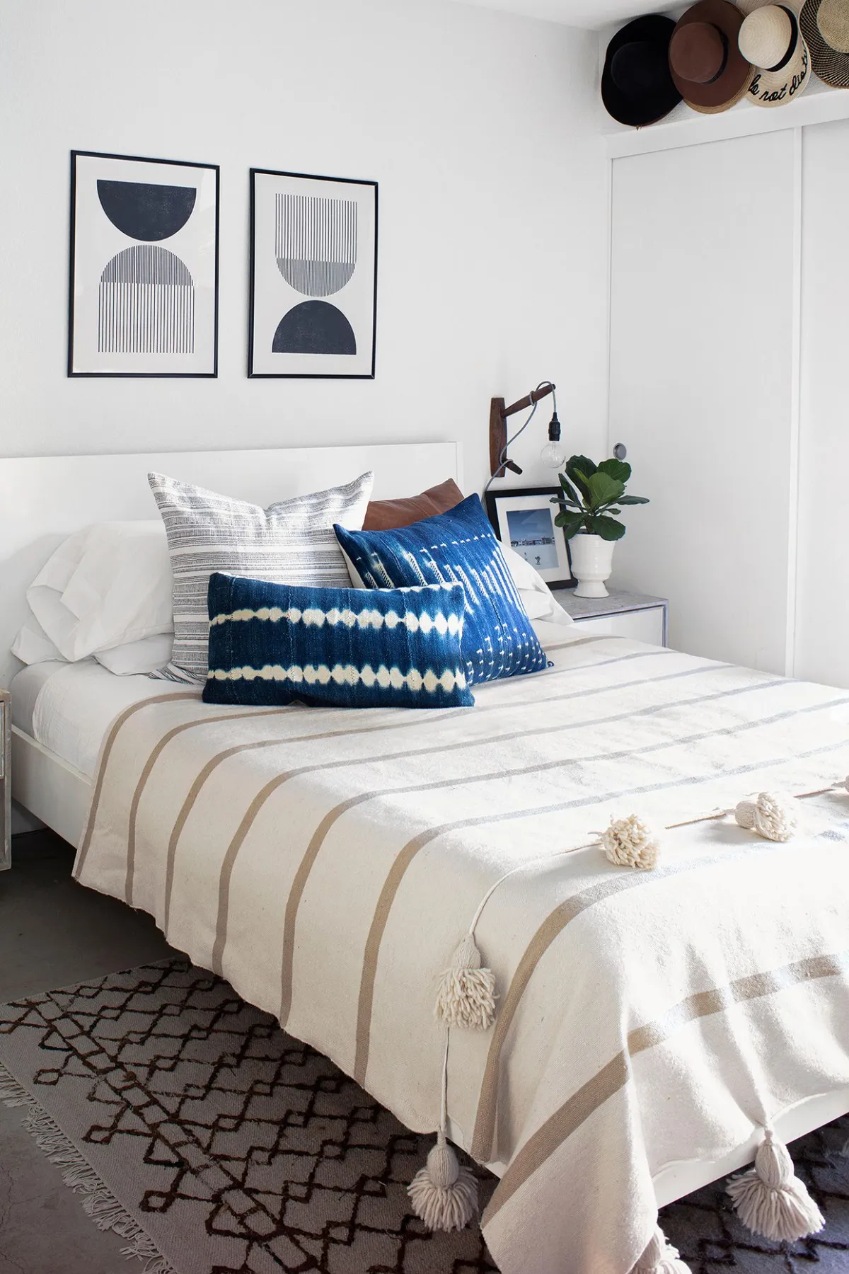 schlafzimmer einrichtung weiße bettdecke blaue dekokissen