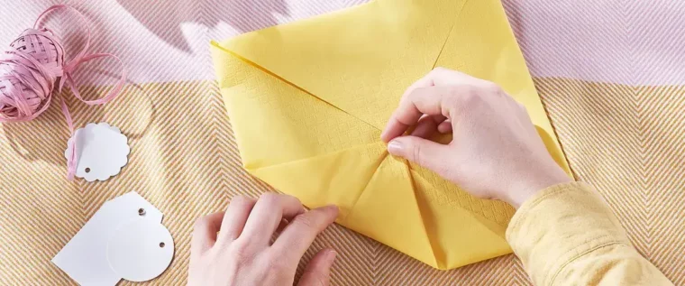 servietten falten ostern osternest aus gelbe serviette