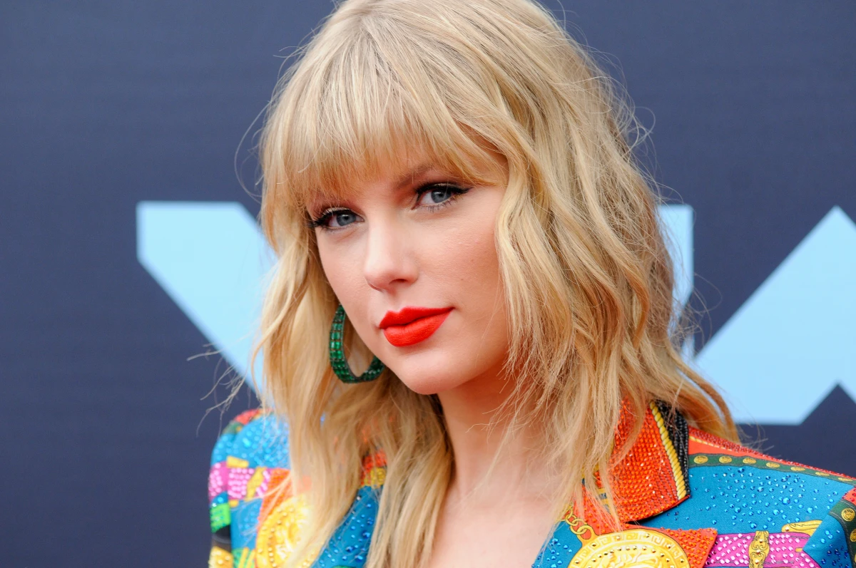 taylor swift lob mit bangs und fransen