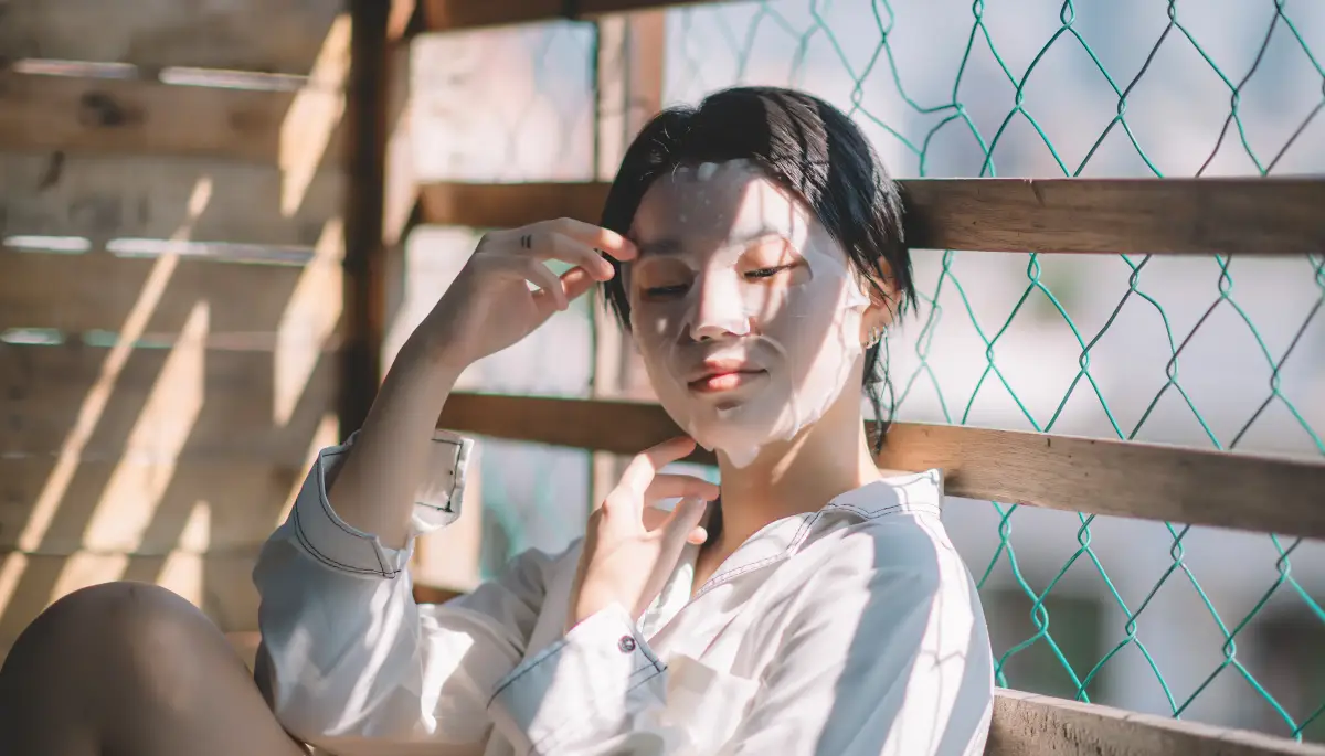 warum haben koreaner so schoene haare frau in weisser bluse mit tuchmaske auf gesicht