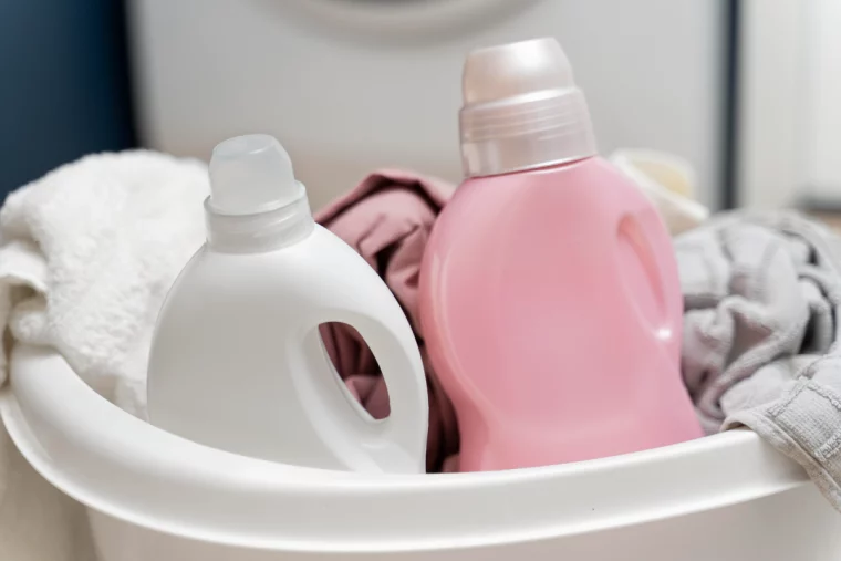 waschmittel in rosa flasche waesche