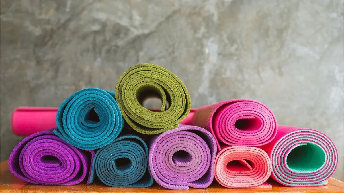 welche farbe sollte eine yogamatte haben yogamatten in unterschieldichen farben gerollt