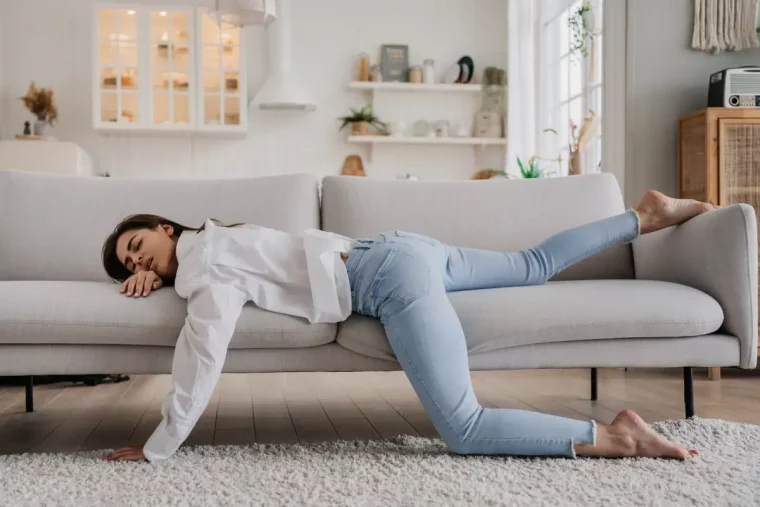wie gesund ist mittagsschlaf frau am sofa schlaeft bein am boden