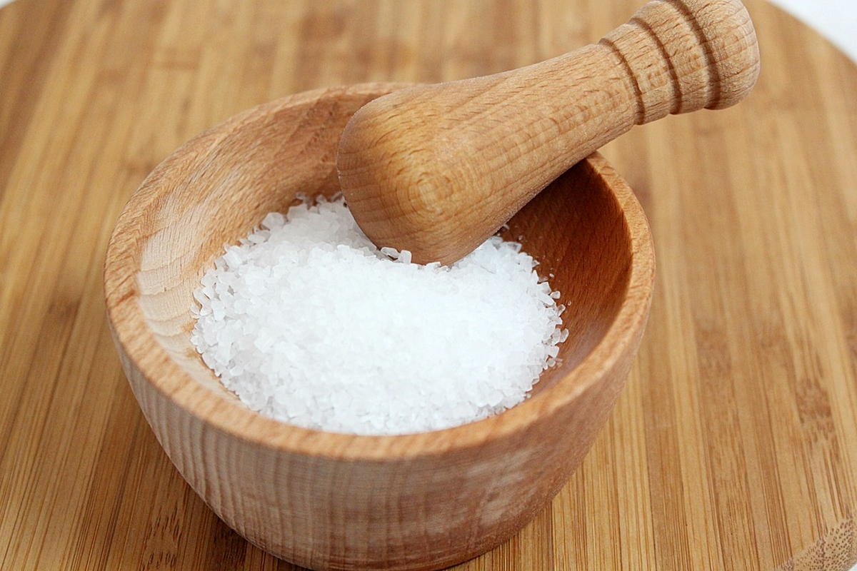 wie wird man maden los salz in hoelzerne schale
