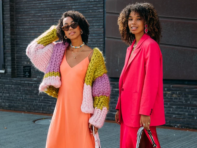 zwei frauen mit lockigen haaren tragen rosa und orange kleidungsstücke modetrends frühjahr sommer 2023