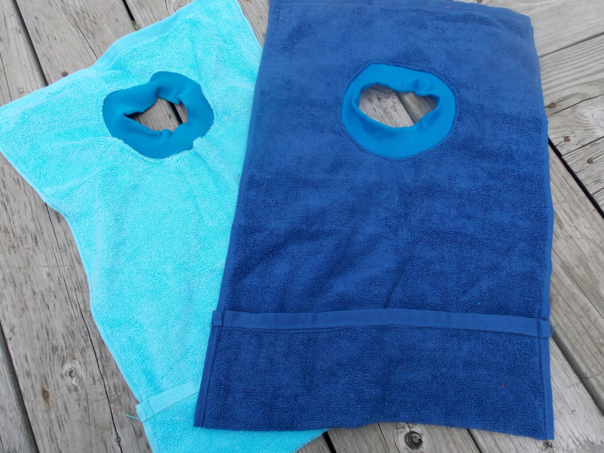 zwei blaue handgefertigte babylätzchen aus alten handtüchern