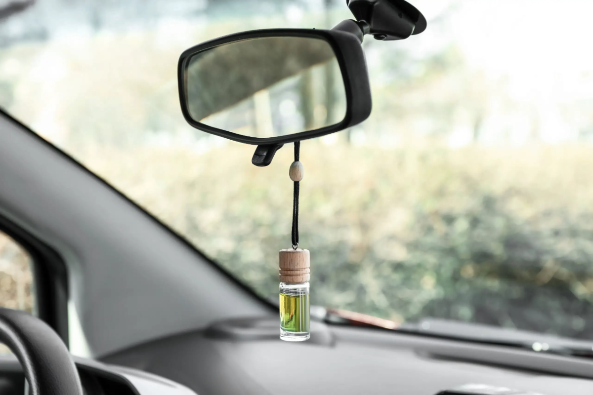 autolufterfrischer hängt im auto am spiegel