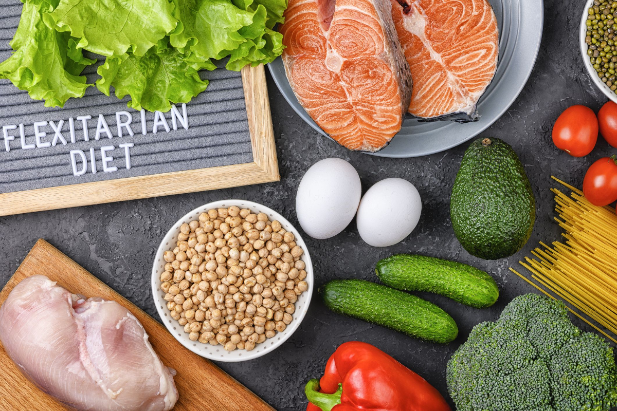 flexitarische ernährung auf dem schild neben lachs und fleisch und eiern und gemüse (1)