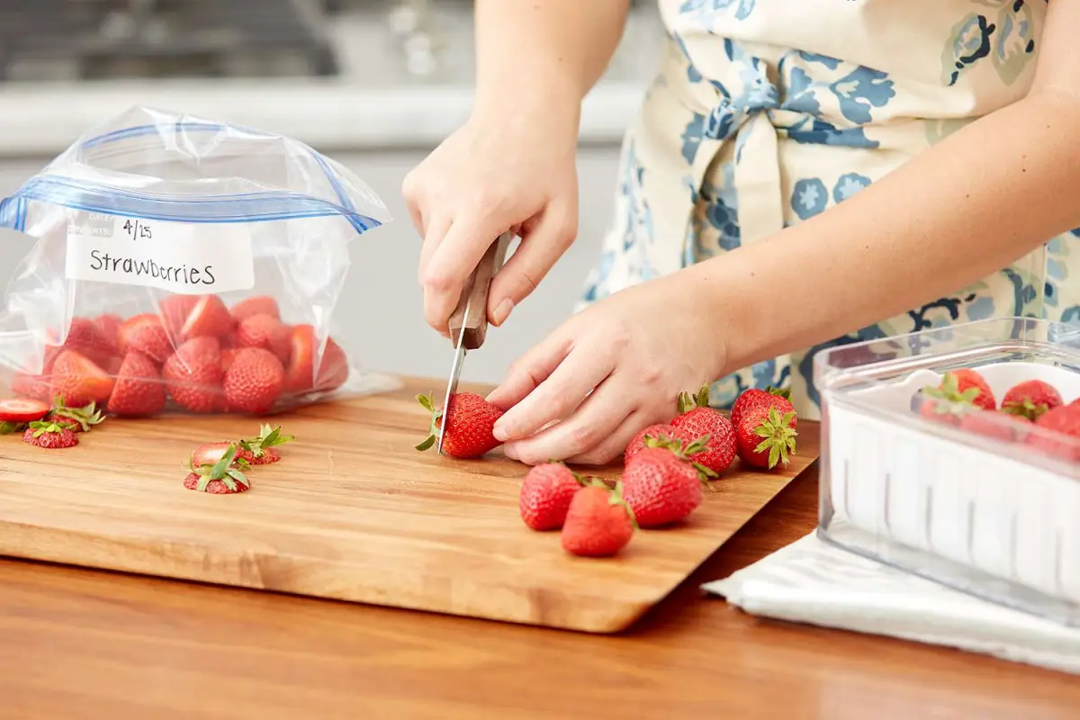 erdbeeren richtig aufbewahren erdbeeren schneiden und in tuete legen