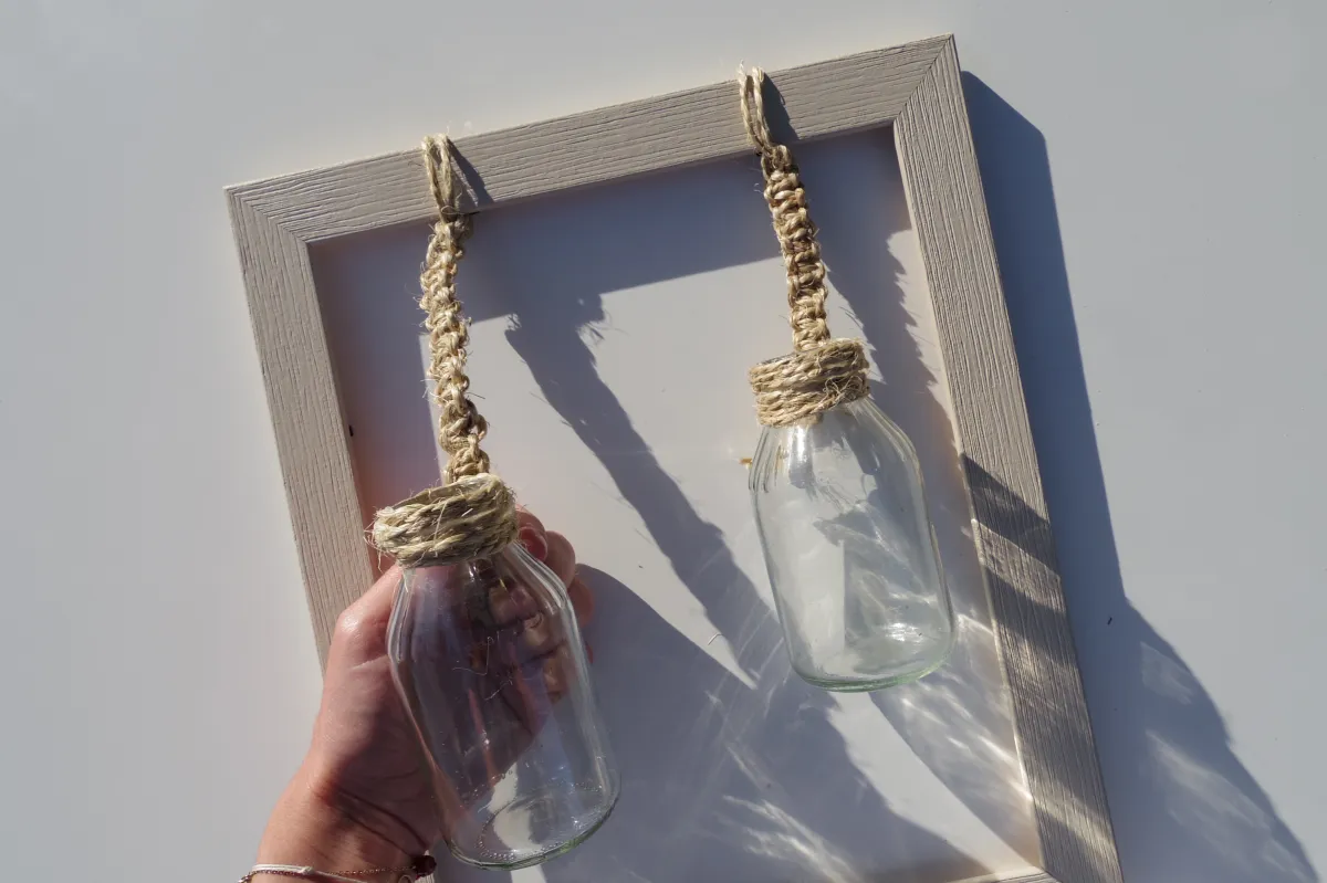 kreative blumenvasen machen leere flaschen am rahmen hängen