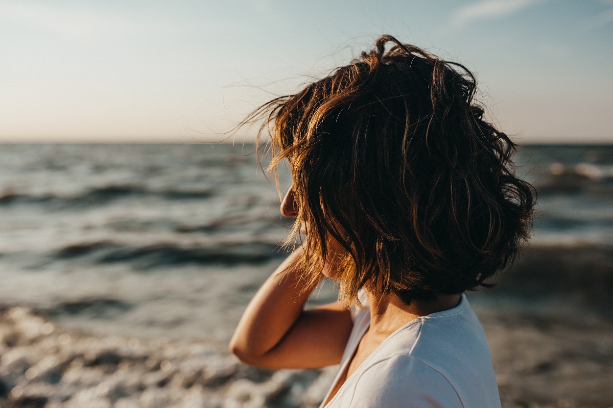 natuerlicher sonnenschutz fuer die haare im urlaub