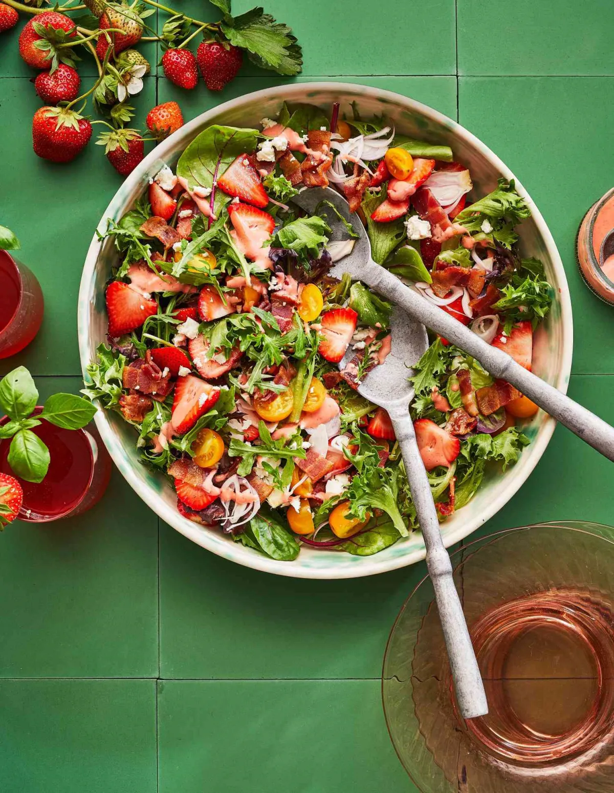 rezepte mit frühlingsenergie frischer salat mit grünzeug und erdbeeren