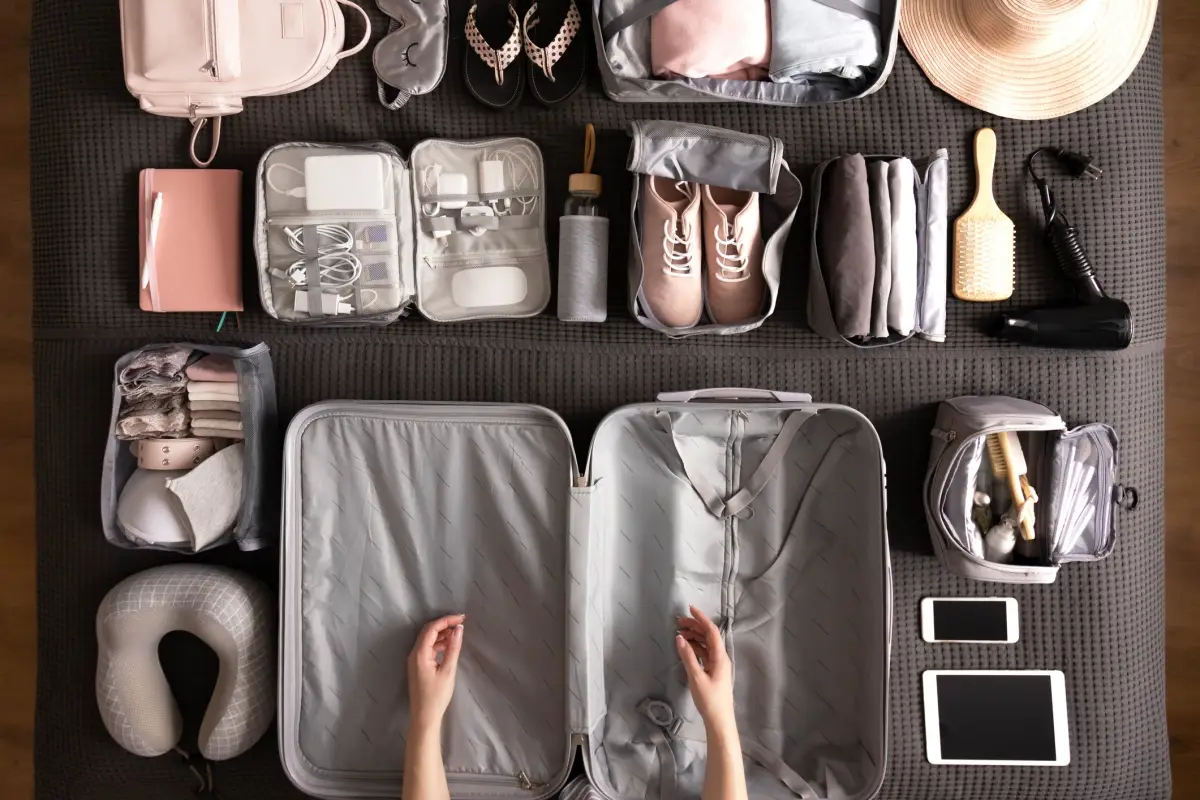 schnell 2023 urlaub organisieren wann sollte man am besten den urlaub 2023 planen koffer verpacken mit taschen