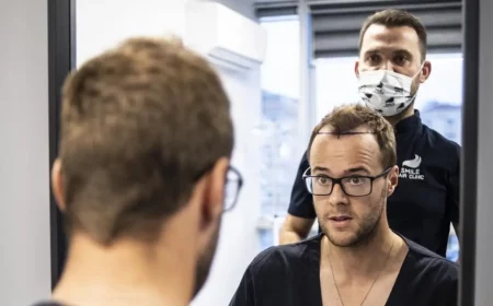 smile hair clinic haartransplatation mann und arzt sitzen vor dem spiegel