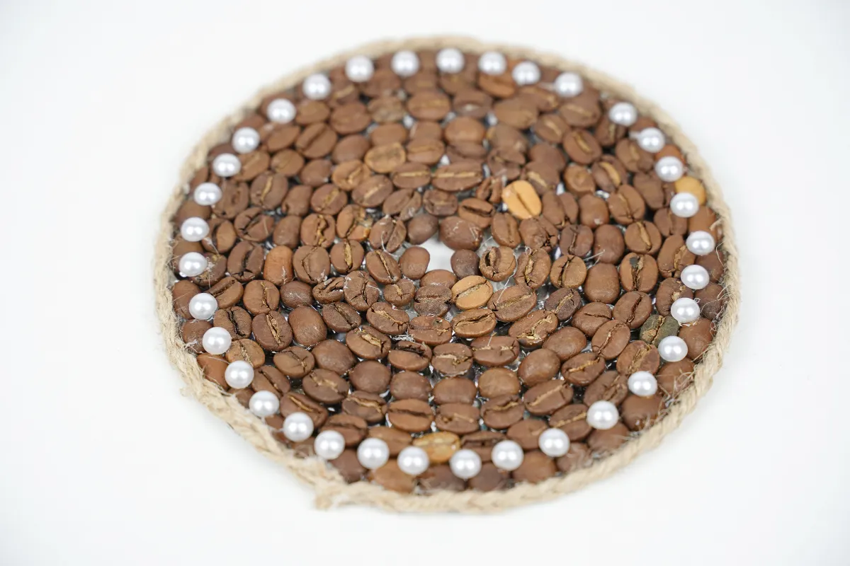 untersetzer für tassen selber machen alte cds mit kaffeebohnen und perlen dekorieren