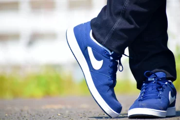 weisse sneaker sohlen reinigen blaue nikes fuer maenner