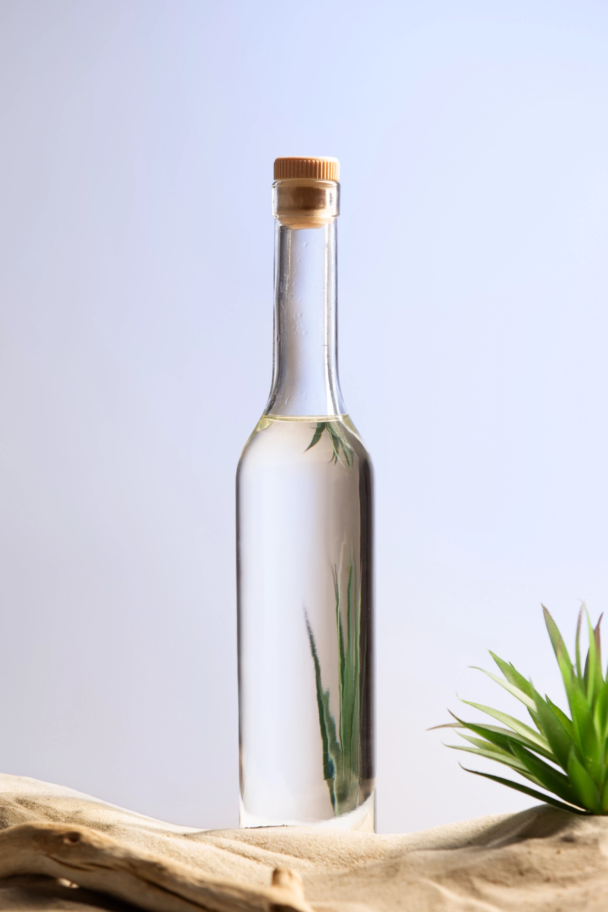 weisser essig in glassflasche hausmittel gegen unkraut