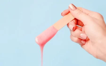 wie lange dauert beine wachsen holzspatel mit rosa waxe