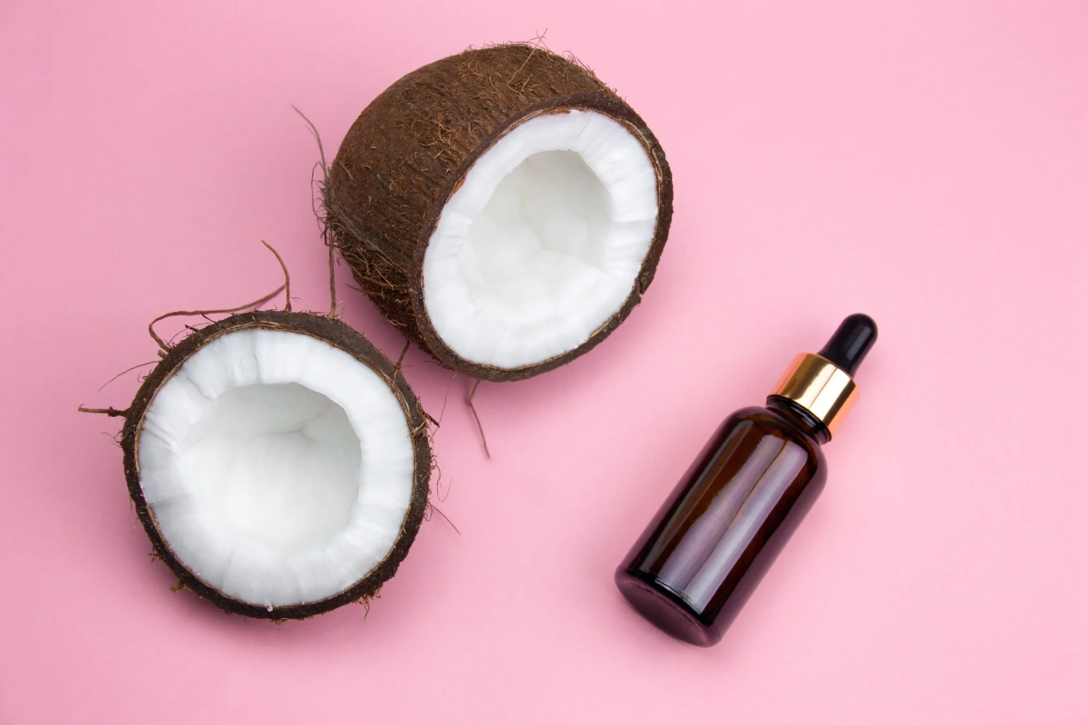 zwei kokosnüsse neben kokosnussöl als hausmittel gegen haarausfall