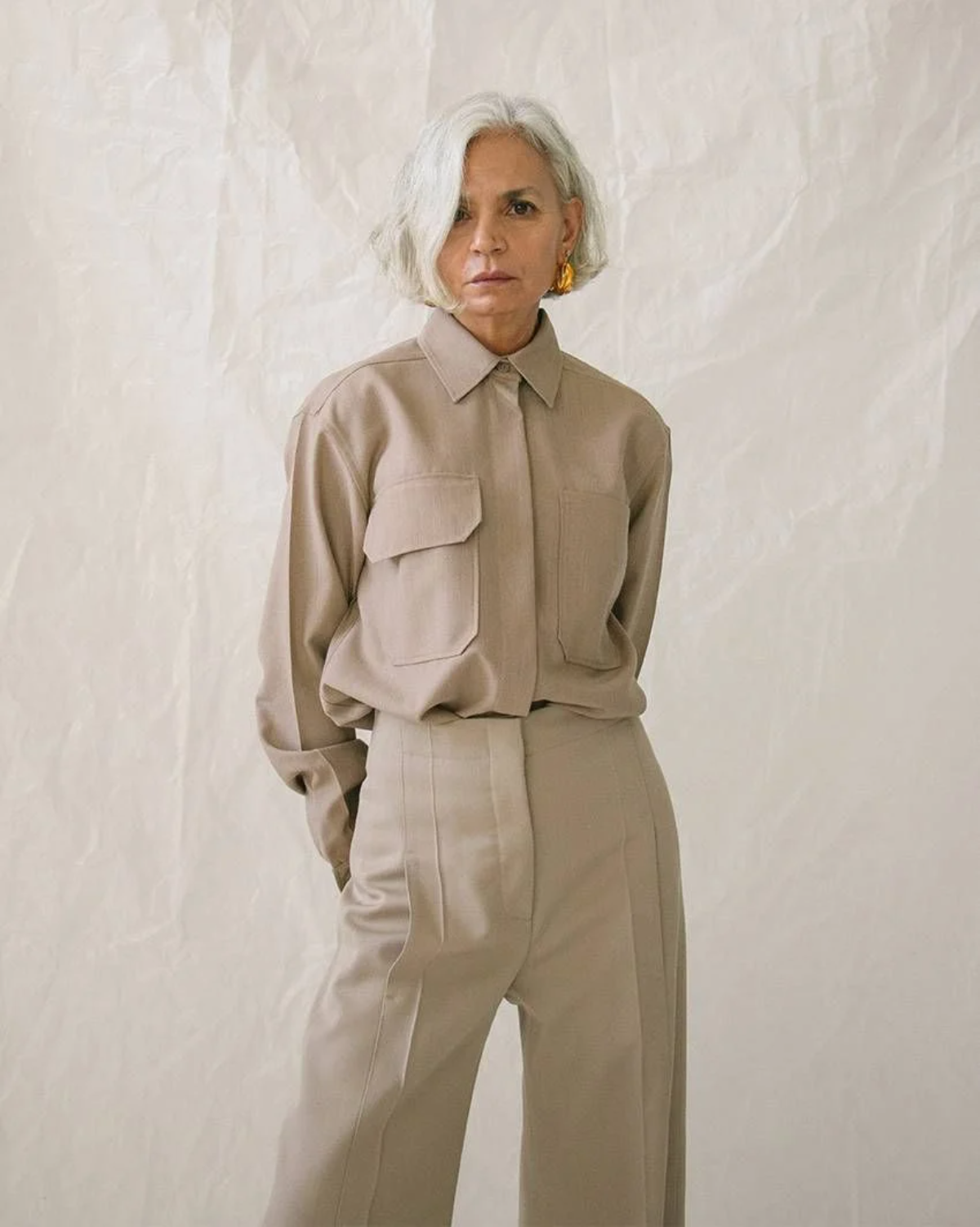 Ältere frau trägt stilvolle beige mode für damen ab 60