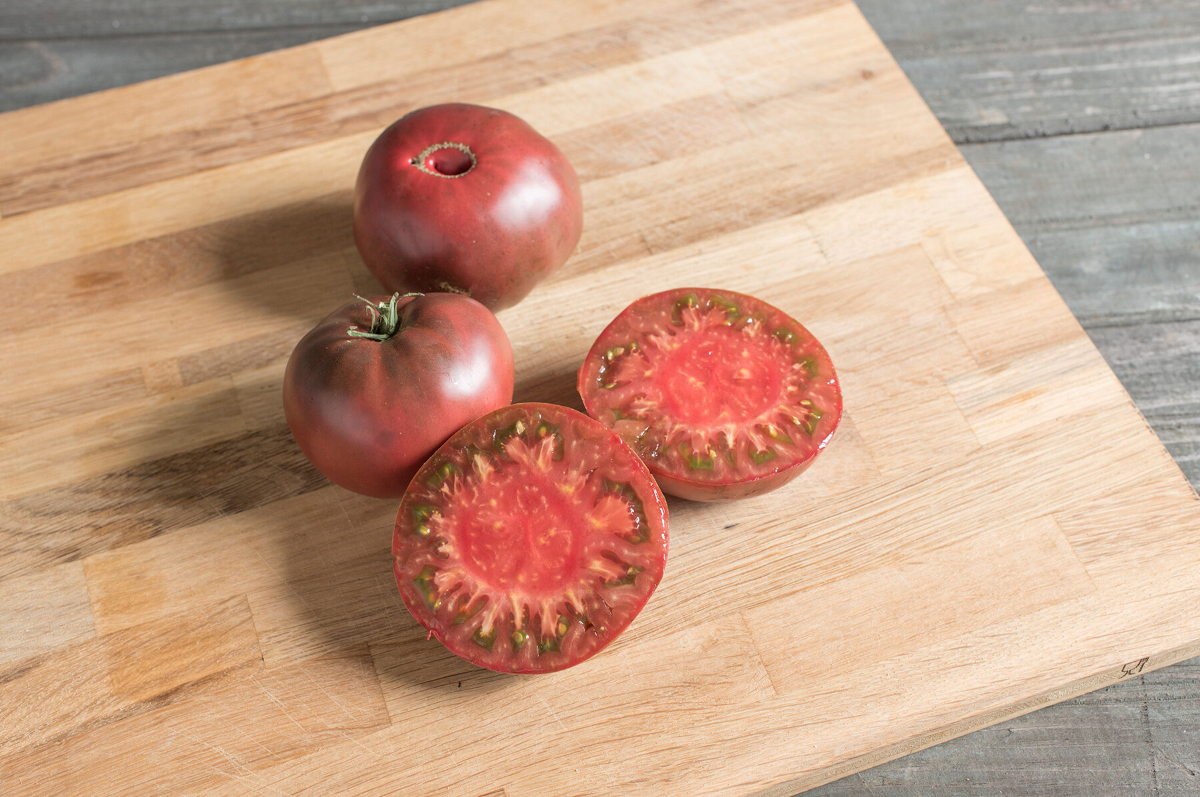 cherokee purple tomate in zwei stücke geschnitten mit samen