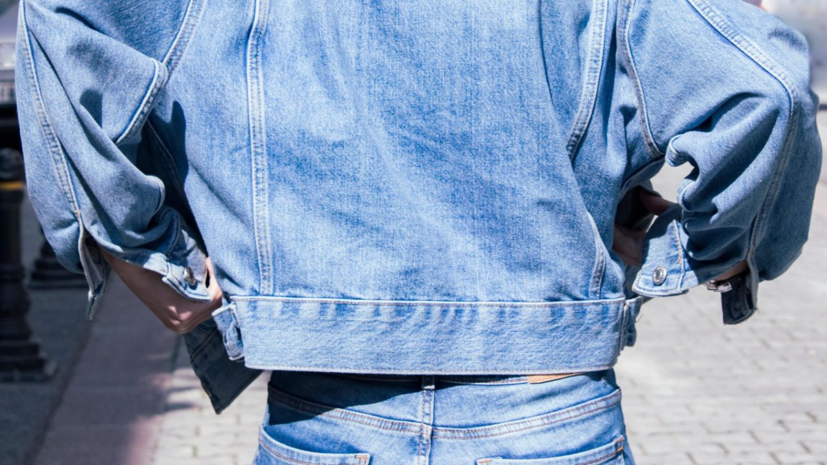 das tragen einer jeansjacke zu jeans ist eine veraltete moderegel