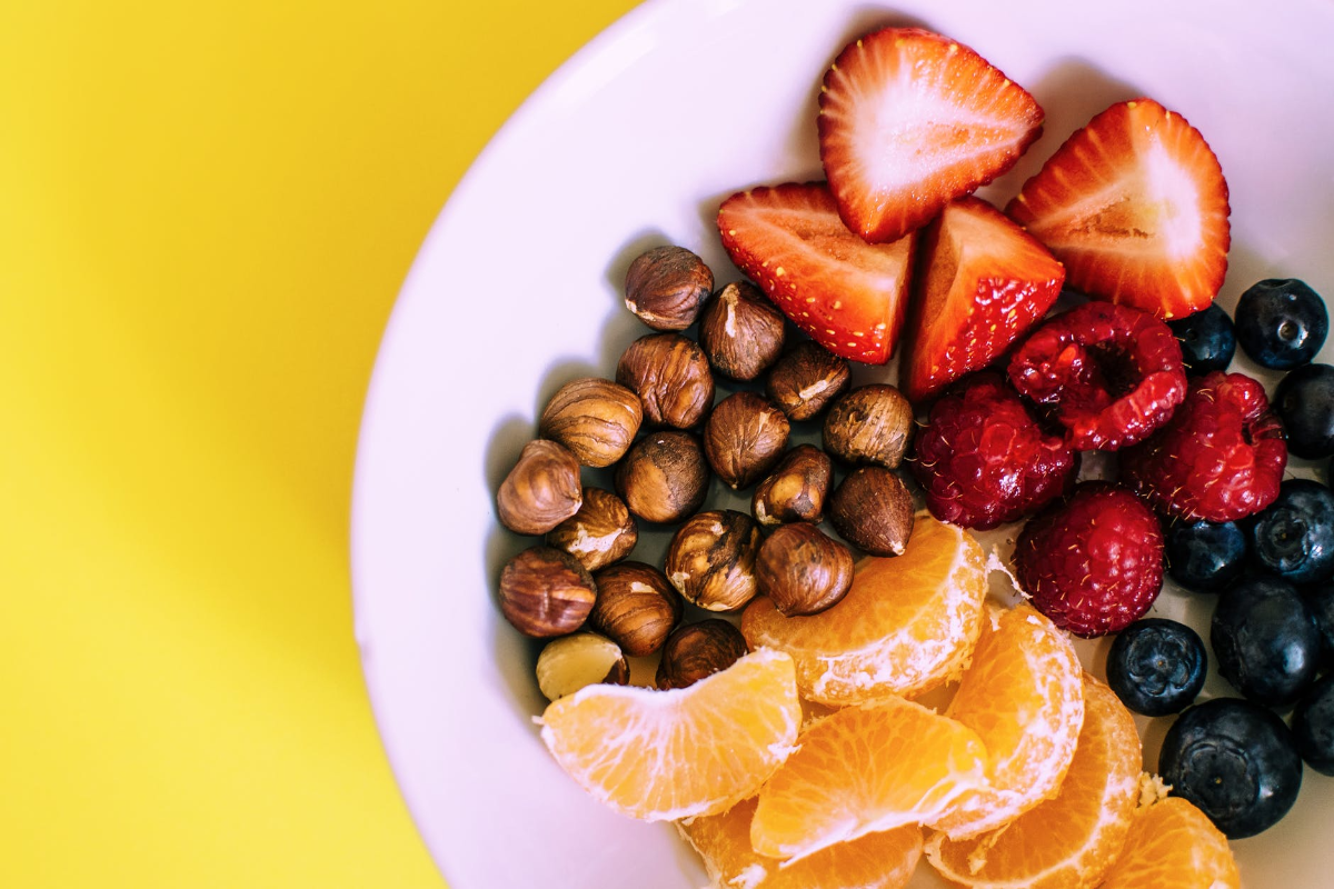 gesunde snacks für das büro einschließlich erdbeeren mandarinen beeren und nüssen