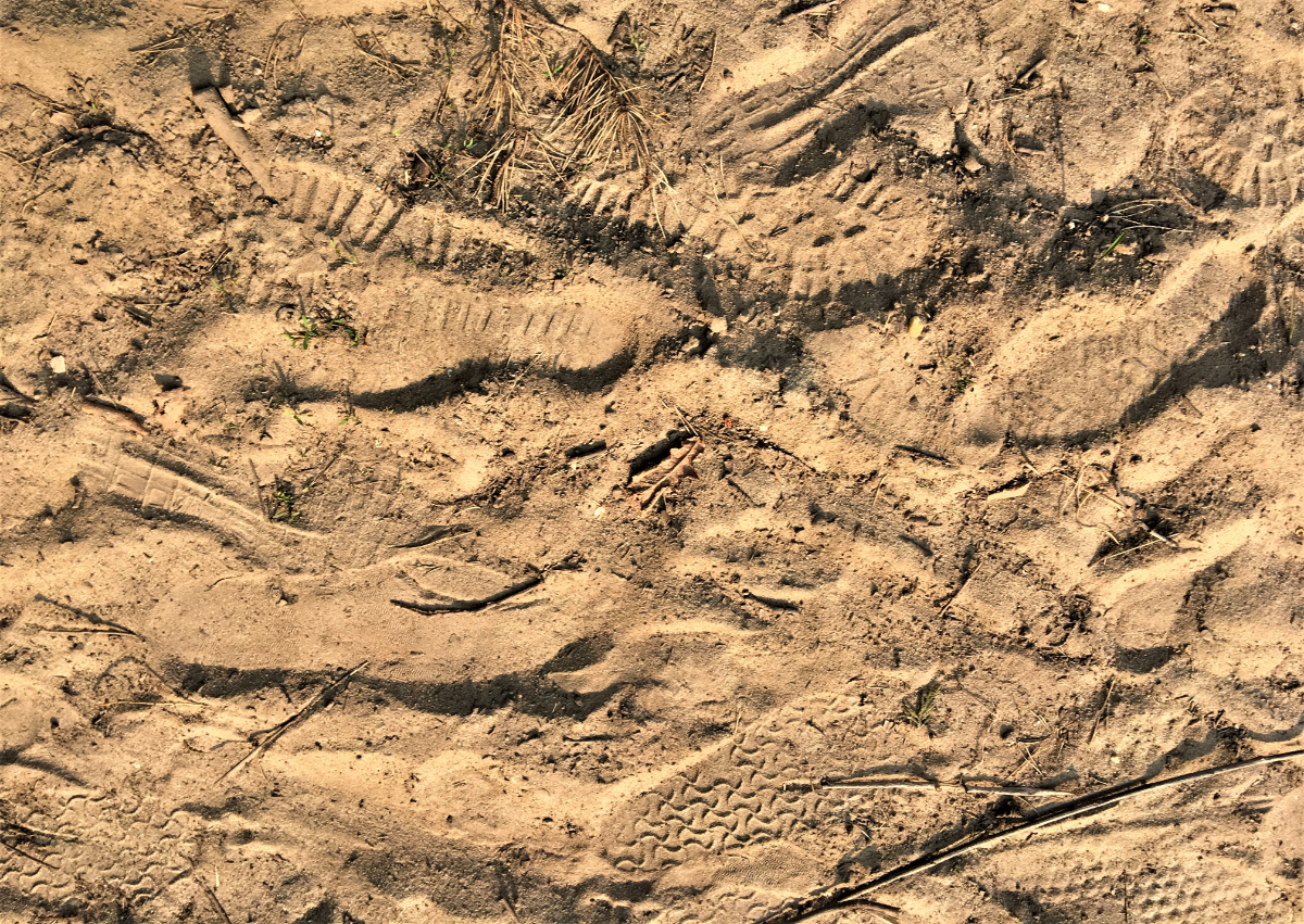 sandboden im garten mit fußabdrücken