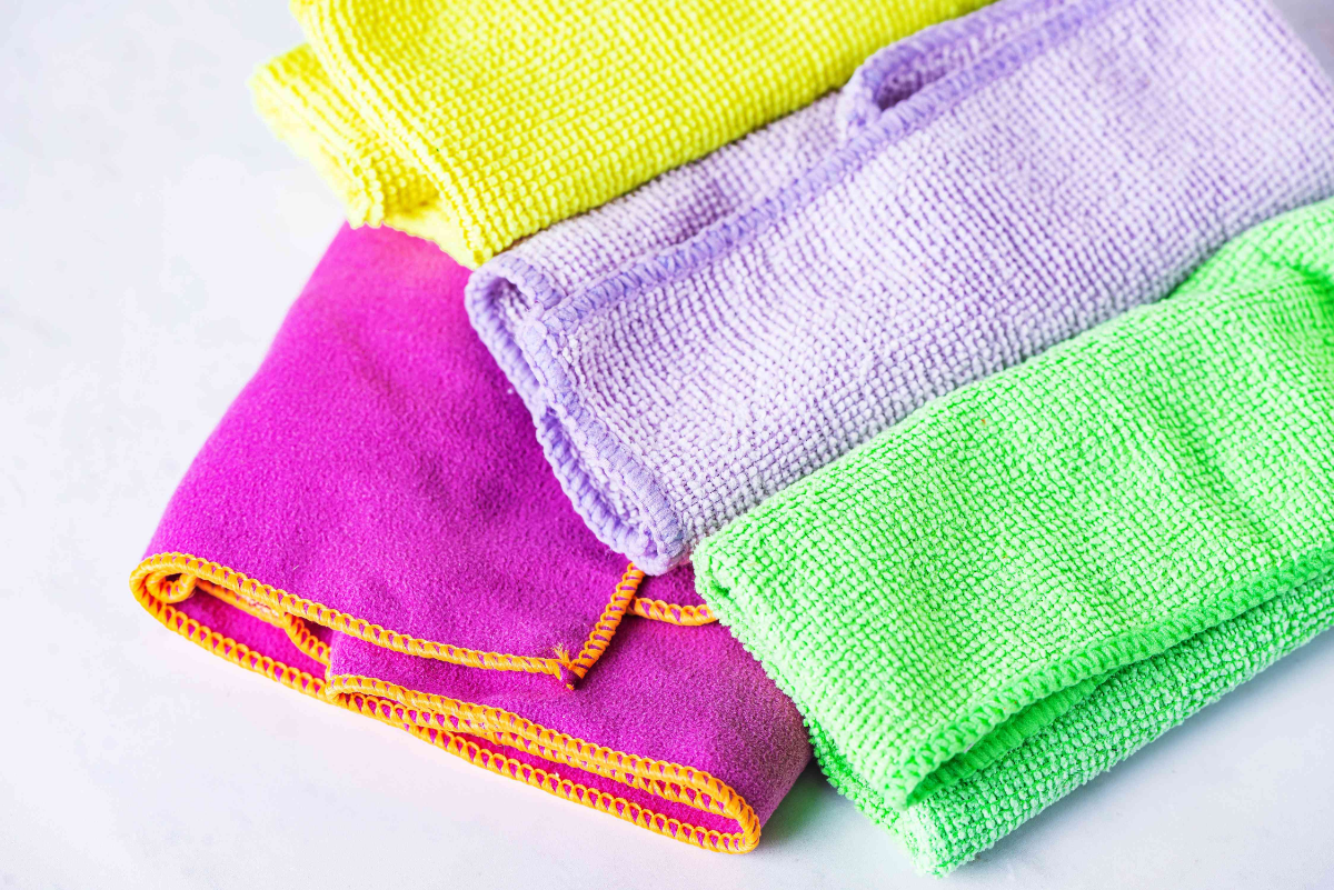 verschiedenfarbige mikrofaserhandtücher zum auto selber waschen