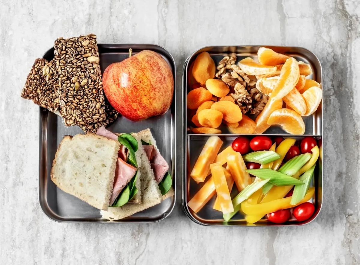 abendessen gesund lunchbox obst und gemüse sandwich vollkorn