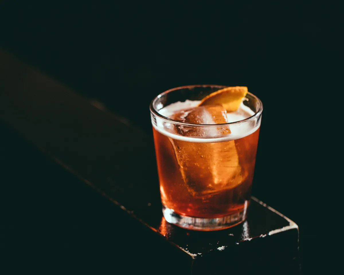 airedale cocktail mit aperol whiskey und sirup