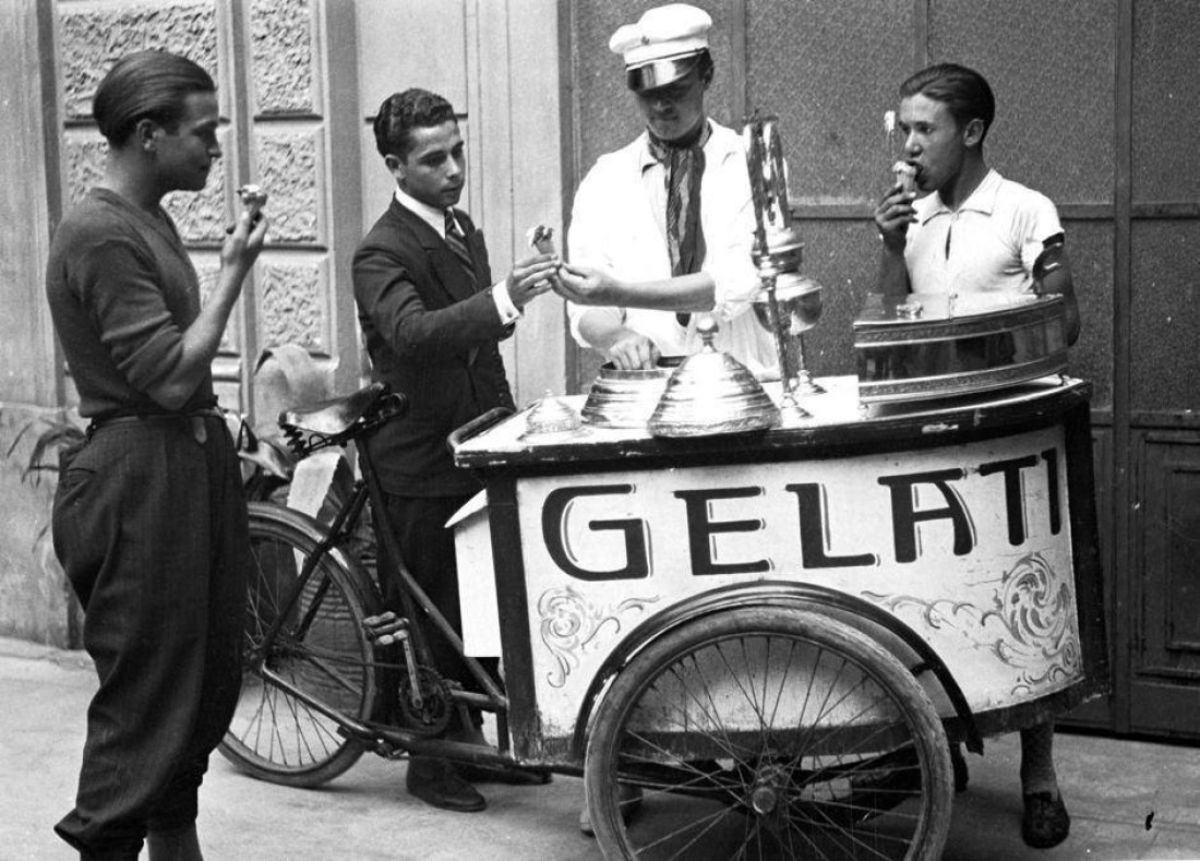 altes foto mit männern die italienisches gelato essen