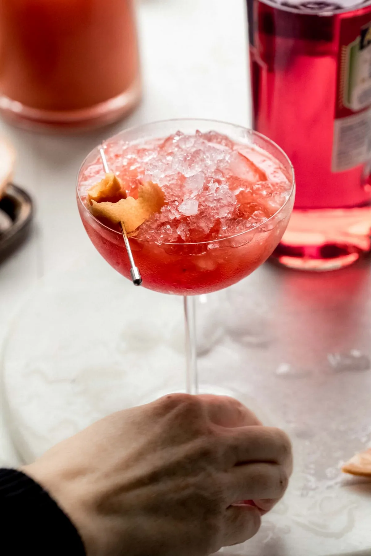 aperol fizz cocktail aperol limettensaft dekoriert mit grapefruitschale