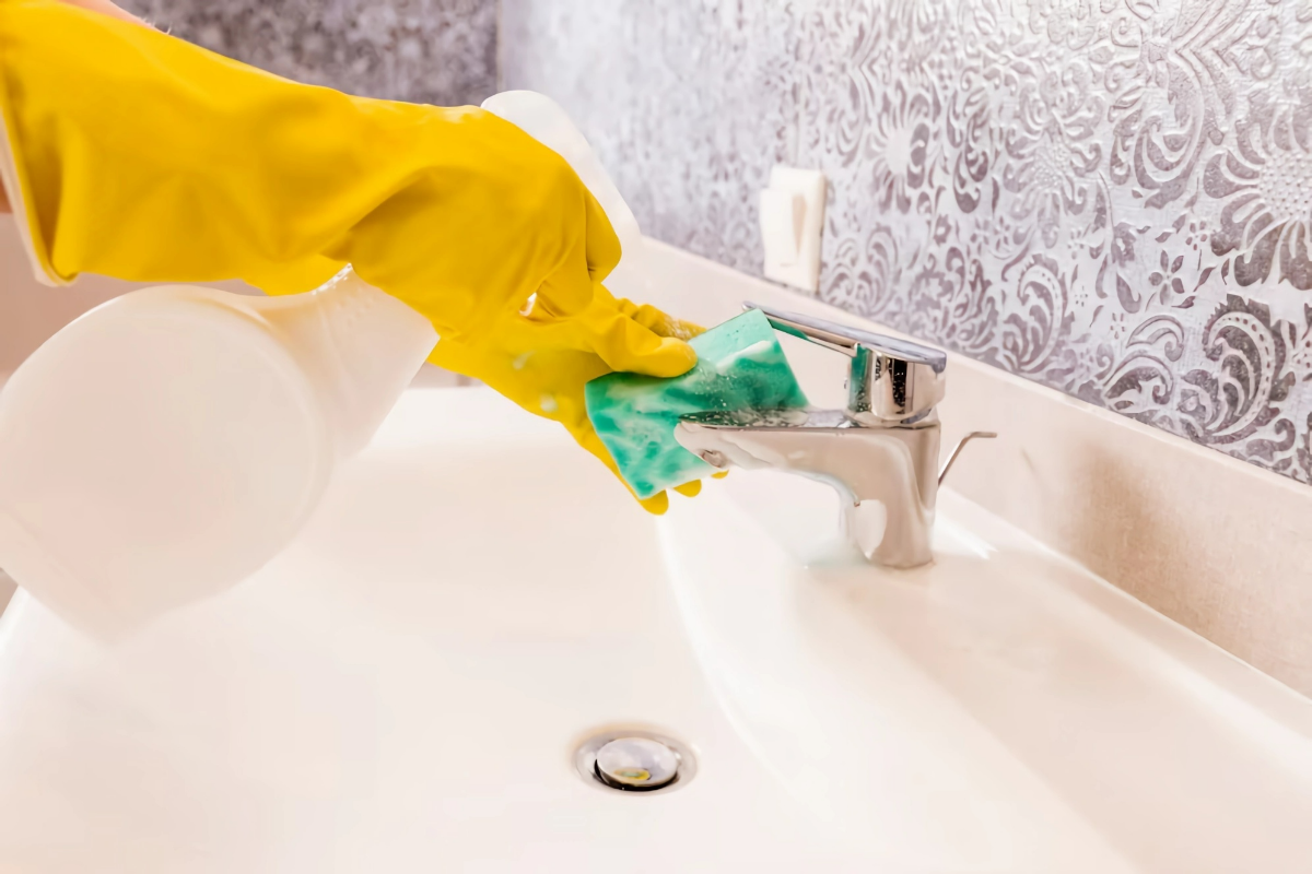 waschbecken chromarmaturen reinigen badezimmer schmutz