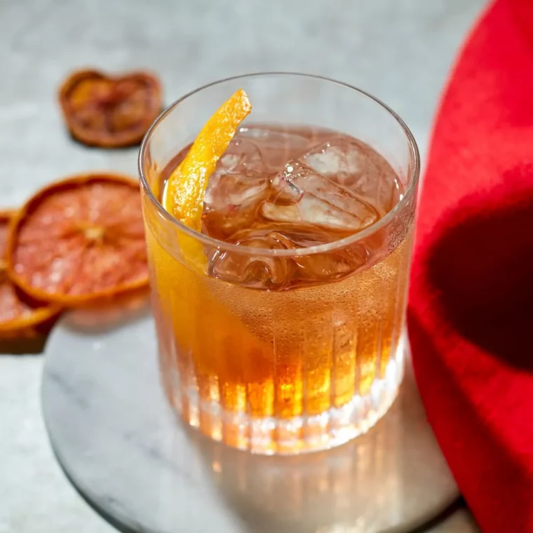 cheeky negroni cocktail mit aperol gin wermut