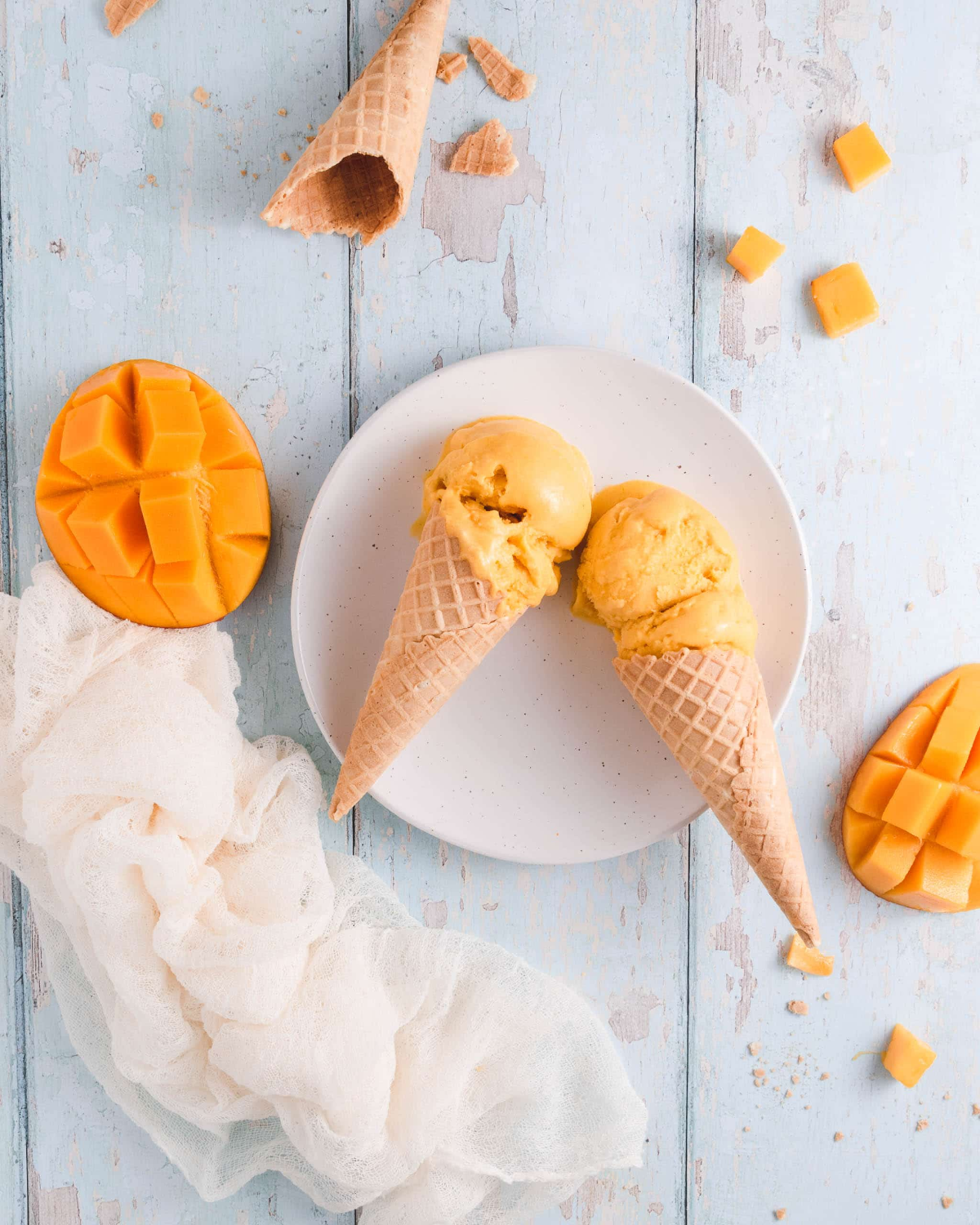 cremiges mango gelato neben mangostücken