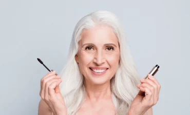 eine aeltere frau ab 60 die sich ihre augen richtig schminkt