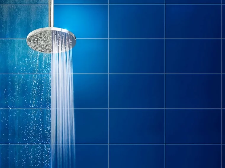 einfaches hausmittel macht den verkalkten duschkopf richtig sauber